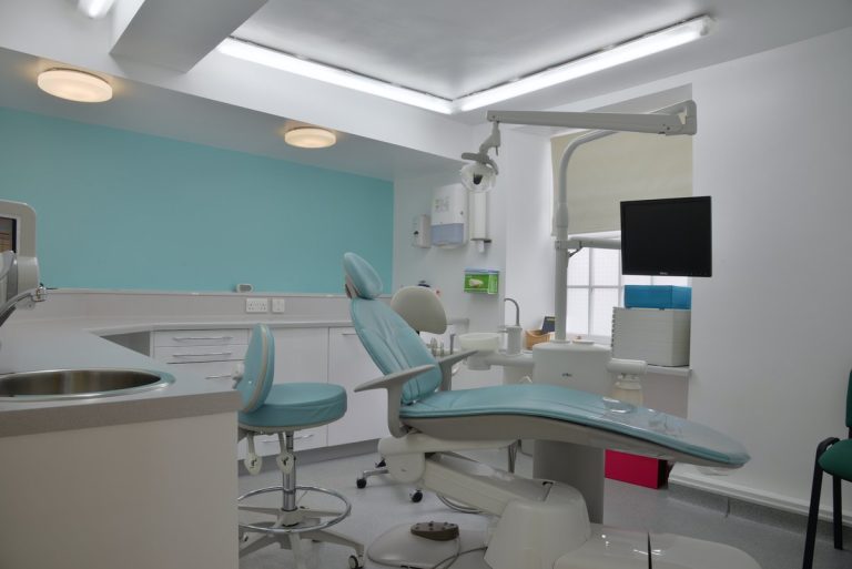 How to Maintain Oral Health Between Dentist Office Visits